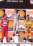 Brazilian-GP-F1-1999-podium-Hakkinen-Schumacher-Frentzen-Foto-Twitter.jpg